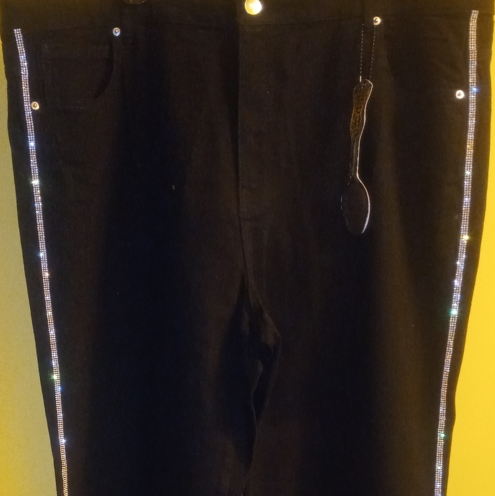 🔲🔳 NWT: Bling it on! These jeans are black & silver gorgeous! 🔳🔲😍